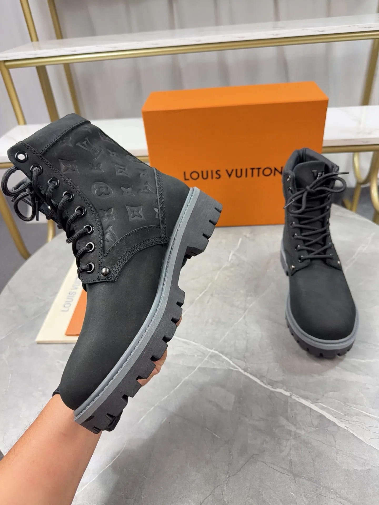 p720🐮🐮2025 top version: couple style LV presbyopia, embossed rhubarb boots, ankle boots, embossed waterproof nubuck cowhide boots, relying on the brand's exquisite craftsmanship to carefully reshape the classic T 6-inch boot shape in Italy to create an American-style autumn and winter men's and women's wear show. The original laces and outsole are exquisitely detailed, and the leather label expresses the cooperation logo. Exquisite packaging at the delivery counter🛍📦 ▪️Fabrics: Original customized imported first-layer cowhide ▪️Inner lining: Original customized leather lining/mesh lining ▪️Outsole: Original molded anti-slip rubber material ▪️Sole thickness: 3.5CM ▪️Size: 35-40 for women and 39-46 for men